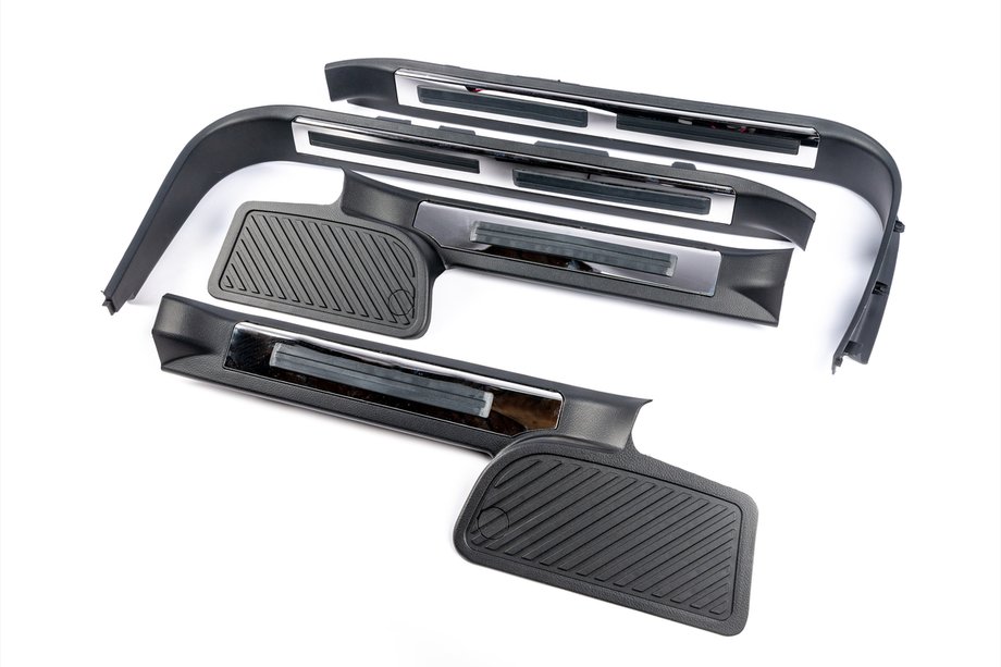 Toyota Land Cruiser 200 2007-2021 гг. Пластиковые накладки на пороги с подсветкой (черные) Image