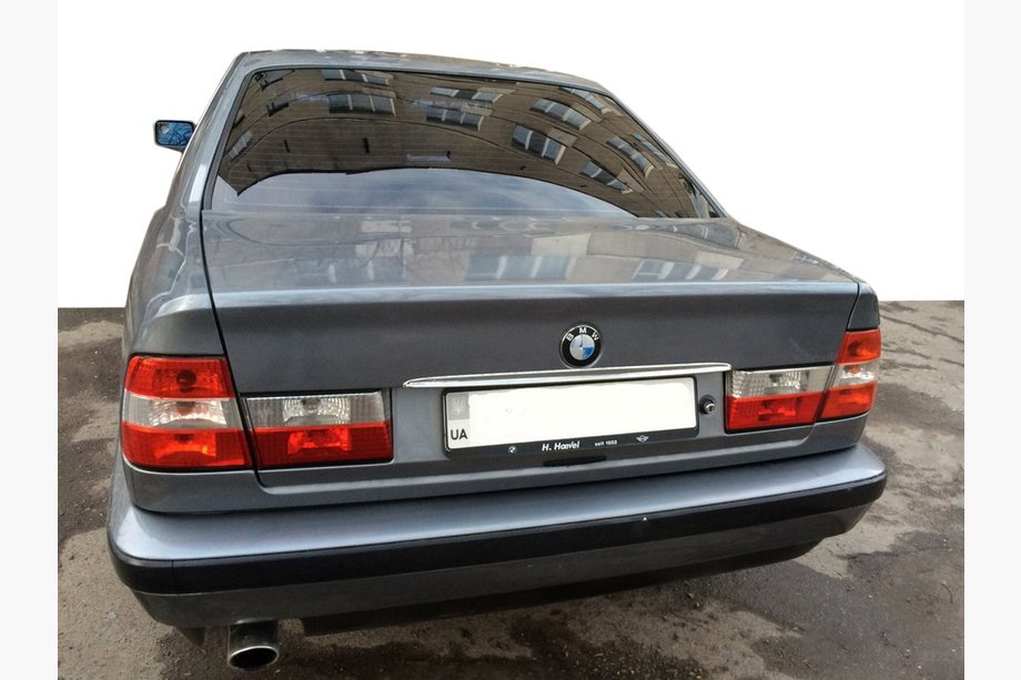 BMW 5 серия E34 1988-1995 гг. Хромированная накладка над номером (нержавейка) Image