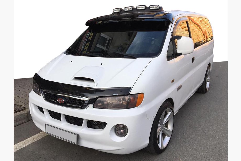 Hyundai H200, H1, Starex 1998-2007 гг. Козырек на лобовое стекло (черный глянец, 5мм) Image