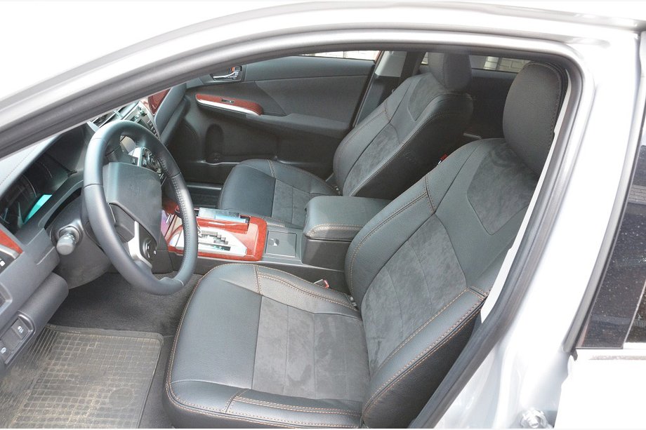 Toyota Camry 2011–2017 гг. Авточехлы (Эко-кожа и заменитель алькантары, Elite) Image