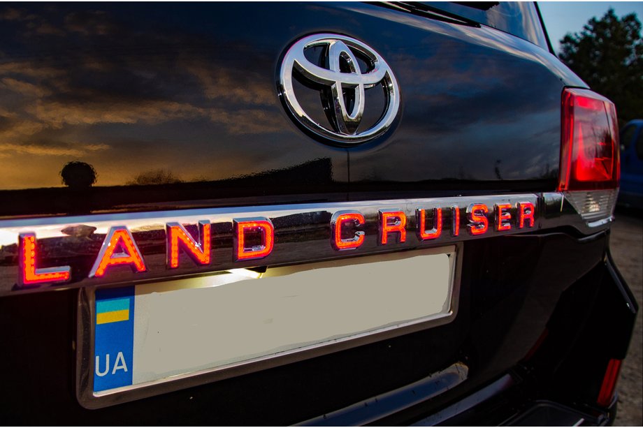 Toyota Land Cruiser 200 2007-2021 гг. LED планка над номером (2016+) Image