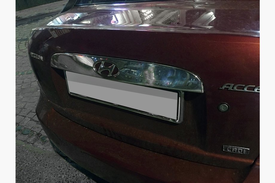 Hyundai Accent 2006-2010 гг. Хромированная накладка над номером (нержавейка) OmsaLine - Итальянская Нержавейка Image