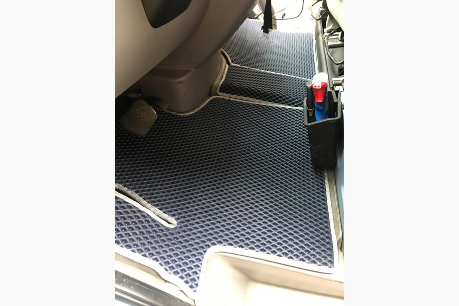 Volkswagen Crafter 2006-2016 гг. Коврики EVA V1 (черные) Image