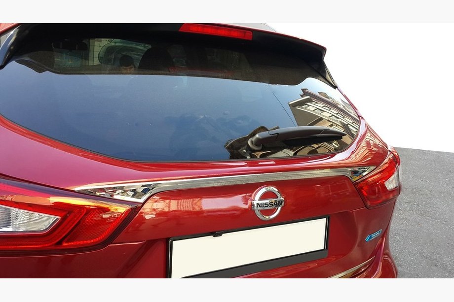Nissan Qashqai 2014-2021 гг. Хромированная накладка над номером (нержавейка) Carmos - Турецкая Нержавеющая Сталь Image