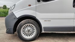 Renault Trafic 2001–2015 гг. Расширители колесных арок (4 шт, черные) 2001-2007, черный металл, передние + задние фото 4