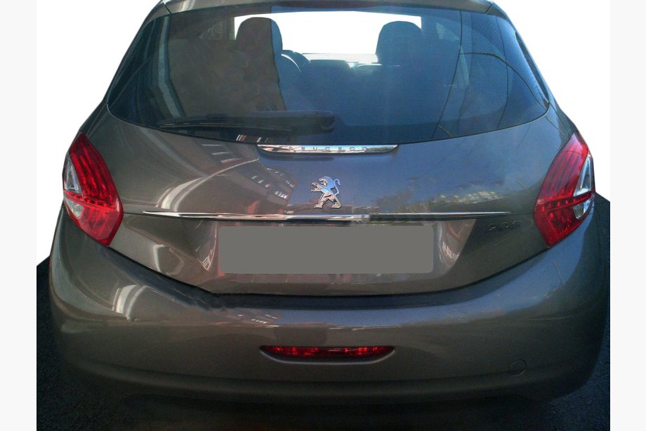 Peugeot 208 2012-2019 гг. Хромированная накладка над номером Tit-designs (нержавейка) Image