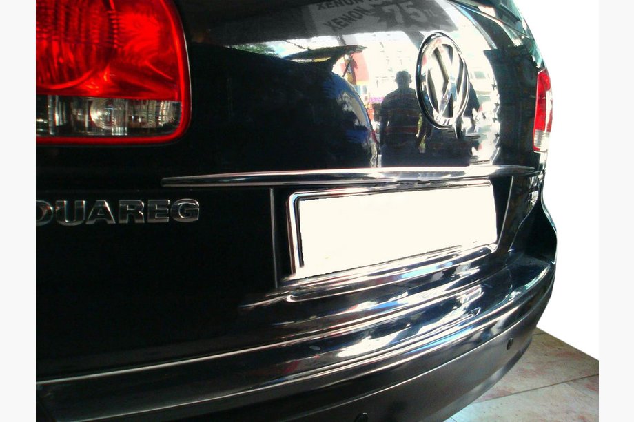 Volkswagen Touareg 2002–2010 гг. Хромированная накладка над номером (нержавейка) Image