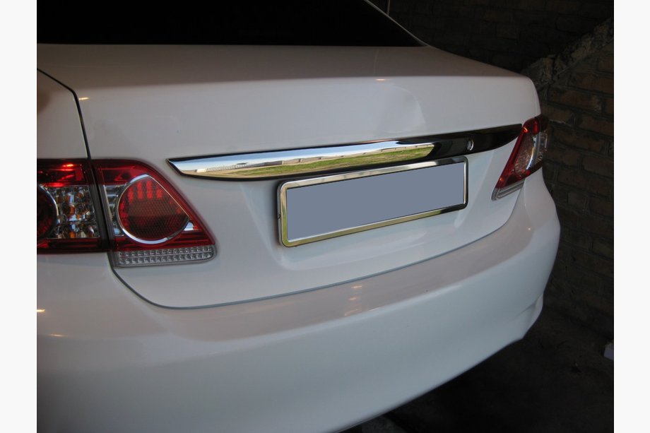 Toyota Corolla 2007-2013 гг. Хромированная накладка над номером 2010-2013 (нерж. сталь) Image