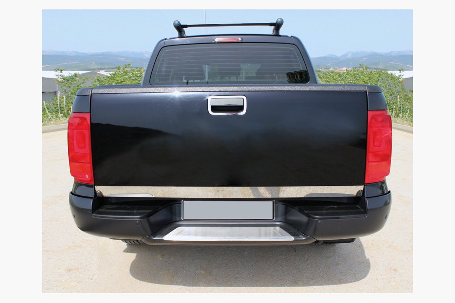 Volkswagen Amarok 2010-2022 гг. Накладка на багажник нержавейка Carmos - Турецкая Нержавеющая Сталь Image