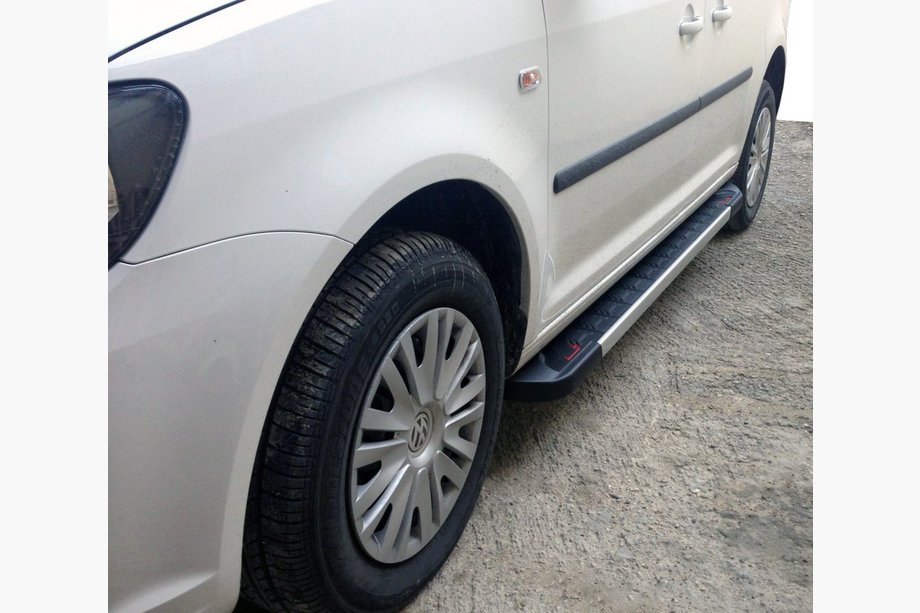 Volkswagen Caddy 2004-2010 гг. Боковые пороги Red-style (2 шт, алюминий) Image