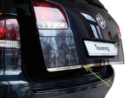 Volkswagen Touareg 2010-2018 гг. Накладка на крышку багажника Нержавейка фото 1