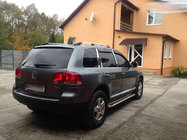 Volkswagen Touareg 2002–2010 гг. Хромированные Рейлинги (Пластиковые Ножки) Металлическая ножка фото 7