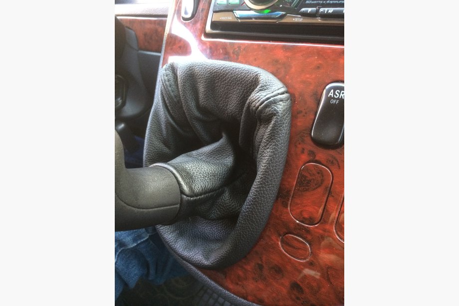 Mercedes Vito W638 1996-2003 гг. РАСПРОДАЖА! Чехол на рычаг КПП (кожа) Image