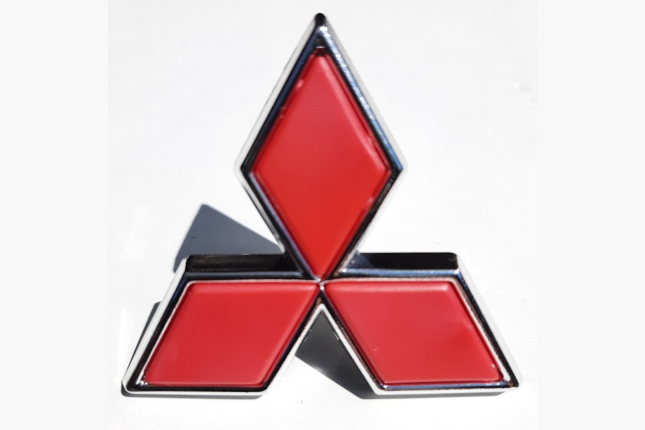 Mitsubishi Colt 1992-1996 гг. Красная эмблема (47мм ширина, 43мм высота) Image