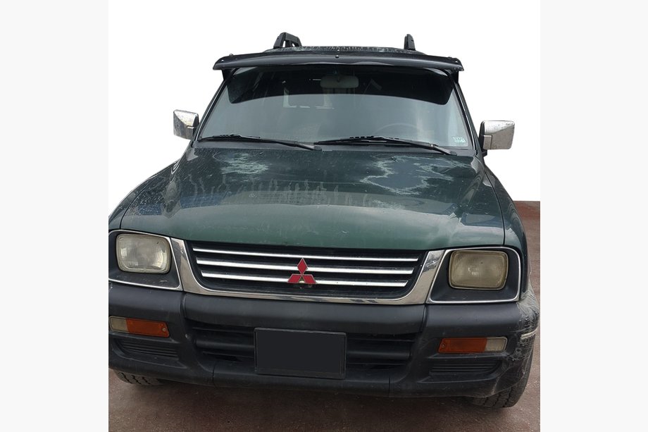 Mitsubishi L200 1996-2006 гг. Козырек на лобовое стекло (черный глянец, 5мм) Image