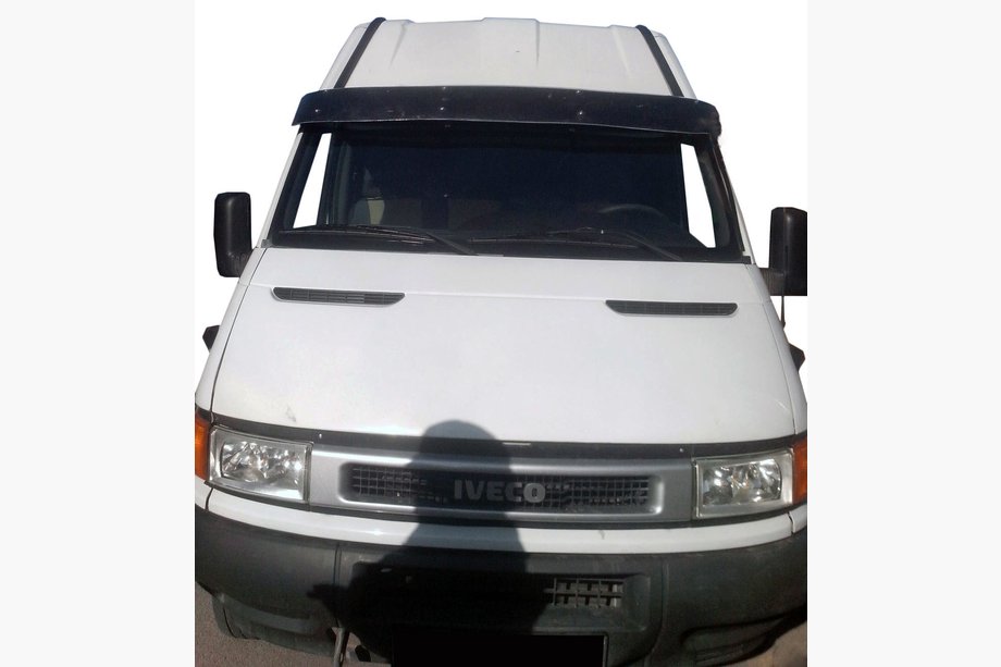 Iveco Daily 1999-2006 гг. Козырек на лобовое стекло V1 (черный глянец, 5мм) Image