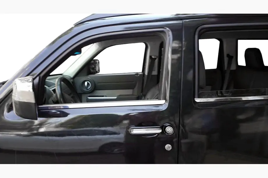 Jeep Cherokee/Liberty 2007-2013 гг. Накладка на стекло Нержавейка Image