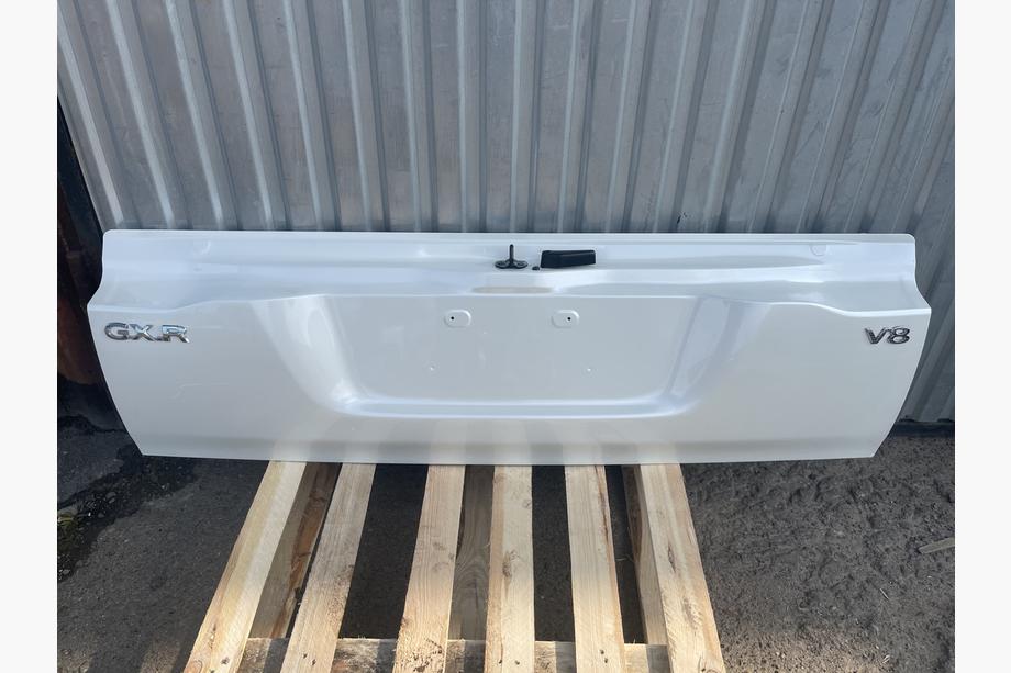 Toyota Land Cruiser 200 2007-2021 гг. Нижняя крышка багажника 2016+ белая (БУ, оригинал) Image