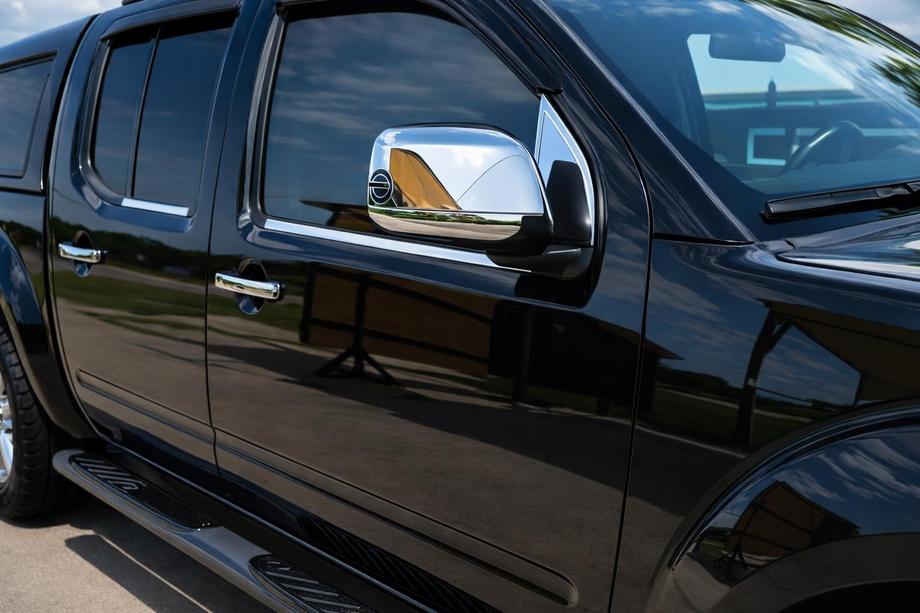 Nissan Navara 2006-2015 гг. Накладки на ветровики (2 шт., нержавейка) Image