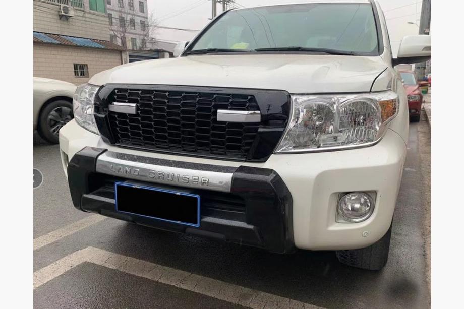 Toyota Land Cruiser 200 2007-2021 гг. Решетка радиатора с надписью 2012-2016 (GR Sport) Image