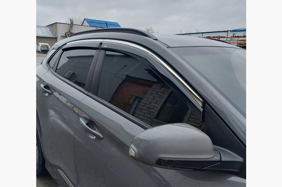 Hyundai Kona 2017-2023 гг. Ветровики с хромированным молдингом (4 шт, Niken) Image
