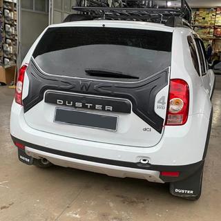 Пластиковая накладка на крышку багажника Renault Duster 2008–2017 гг. фото 2