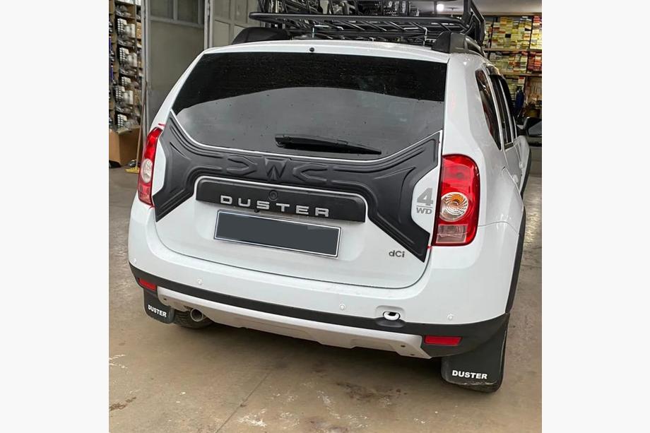 Renault Duster 2008–2017 гг. Пластиковая накладка на крышку багажника Фото 2