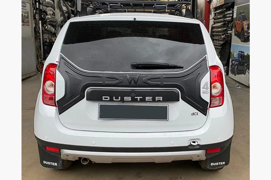 Renault Duster 2008–2017 гг. Пластиковая накладка на крышку багажника Фото 1