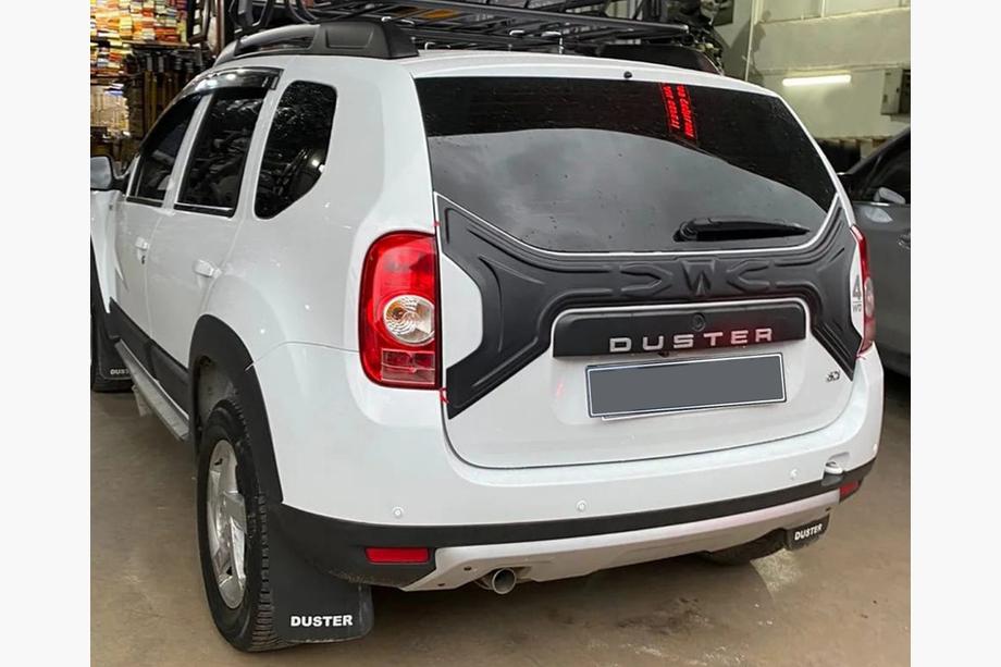 Renault Duster 2008–2017 гг. Пластиковая накладка на крышку багажника Фото 3