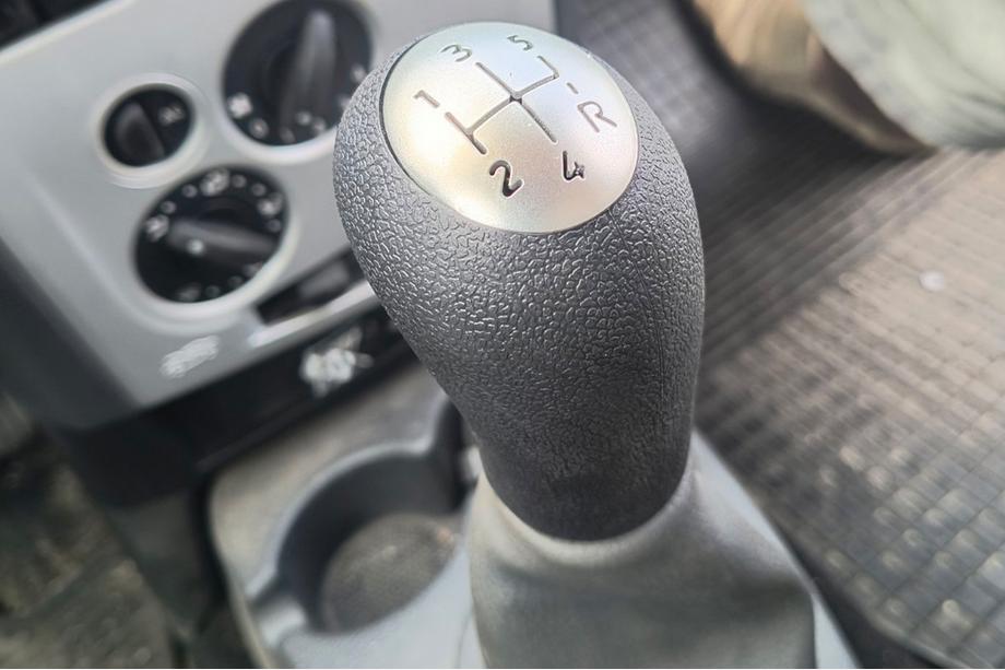 Renault Logan I 2005-2008 гг. Ручка КПП 8200079112 (черная с хромом) Image