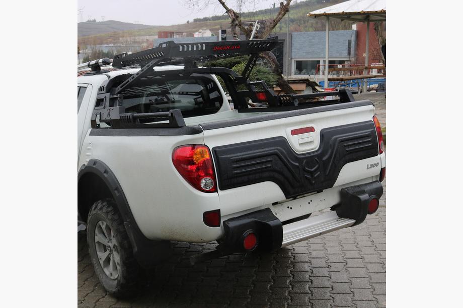 Mitsubishi L200 2006-2015 гг. Пластиковая накладка на крышку багажника Image