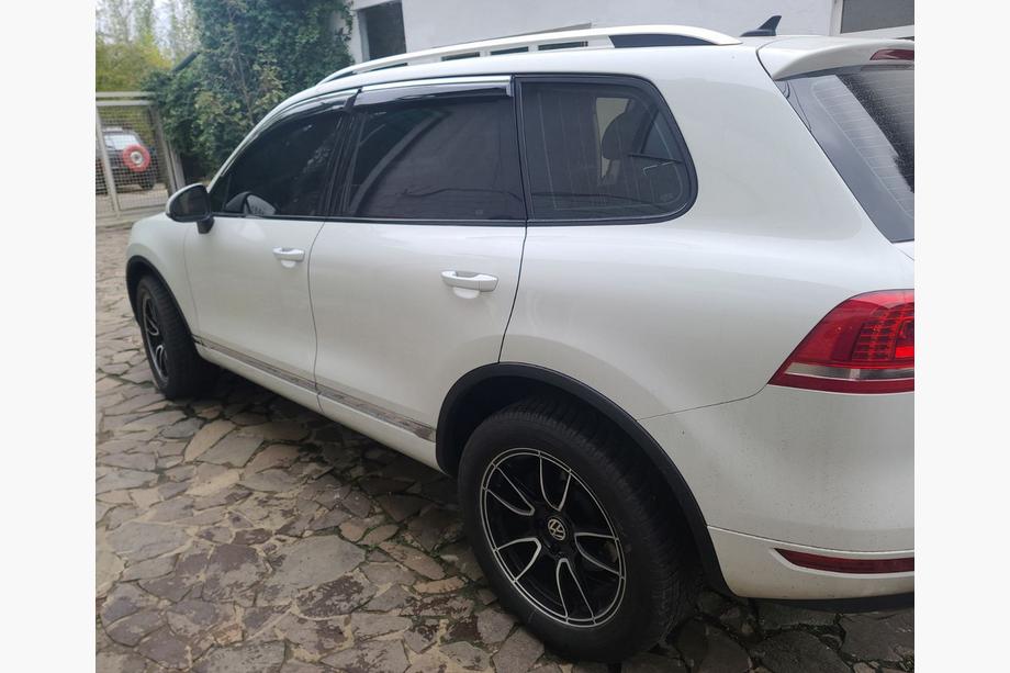 Volkswagen Touareg 2010-2018 гг. Ветровики с хромированным молдингом (4 шт., Niken) Image