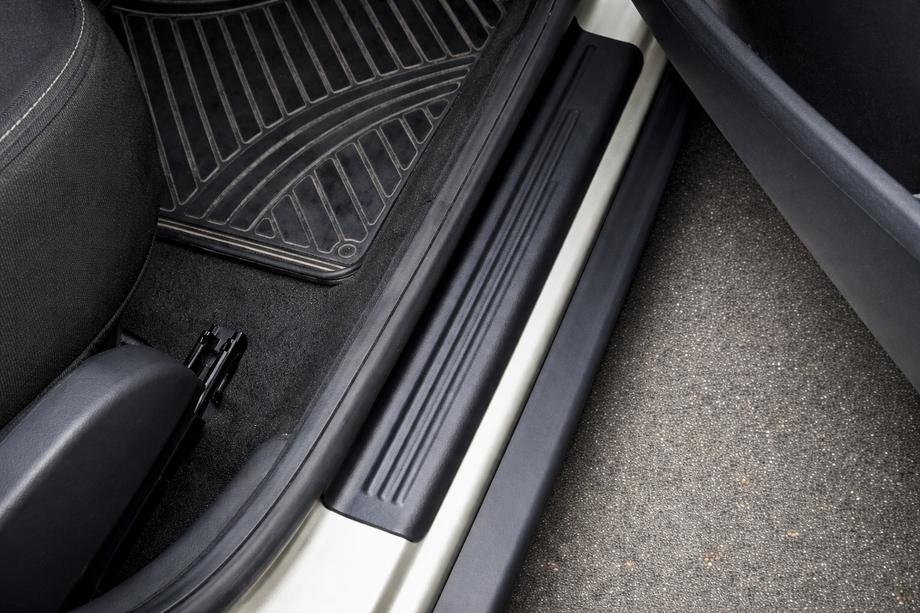 Dacia Duster 2008-2018 гг. Накладки на внутренние пороги EuroCap (4 шт, ABS) Image