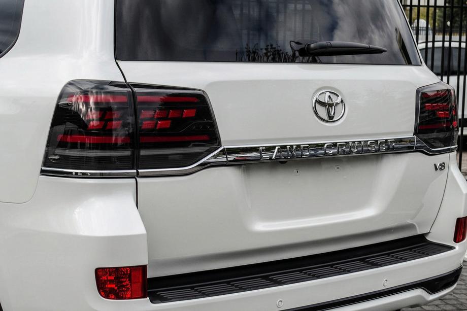 Toyota Land Cruiser 200 2007-2021 гг. Задние Фонари 2016-2021 (Sequential Red Plus) Image