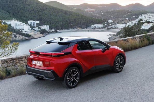Обзор компактного кроссовера Toyota C-HR второго поколения фото 3