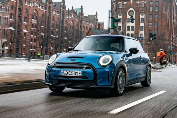 Обзор компактного электрического хэтчбека MINI Hatchback Electric