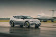 Обзор 585-сильного полноприводного электрического кроссовера - KIA EV6 GT фото 4