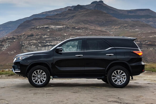 Toyota Fortuner: воплощение современного внедорожника фото 2