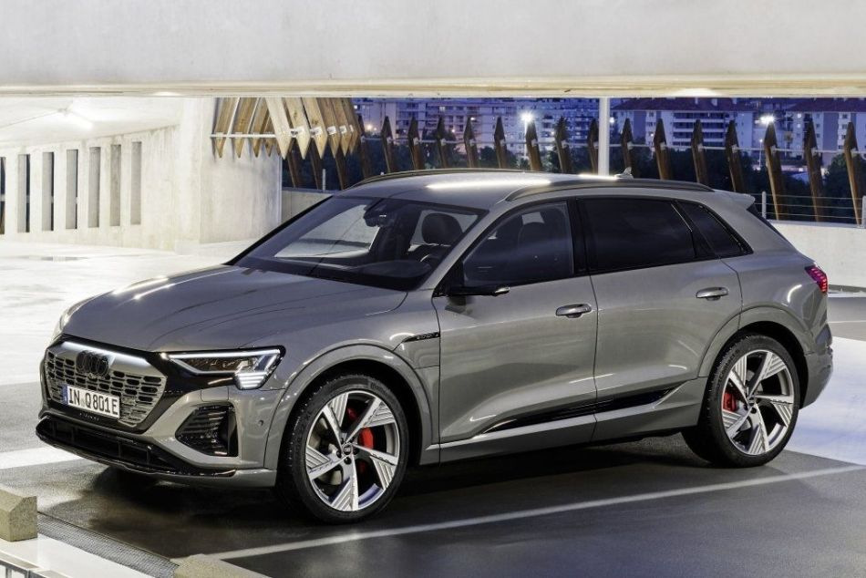 Электрический полноприводный кроссовер Audi Q8 e-tron