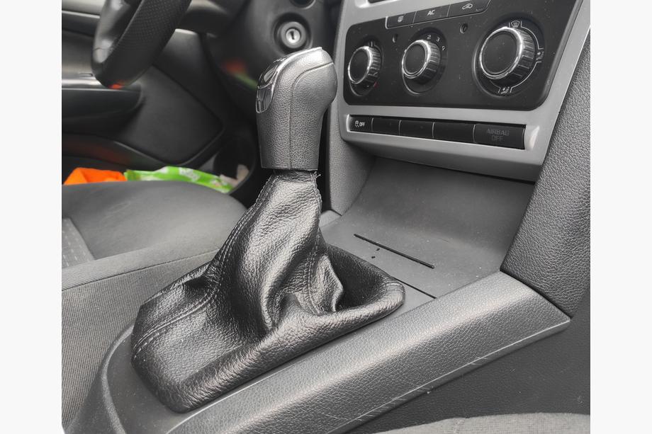 Skoda Octavia II A5 2010-2013 гг. Кожаный чехол для рычага КПП Image