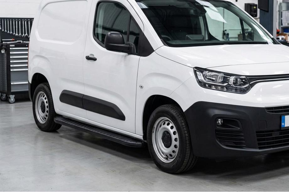 Fiat Doblo III 2023- гг. Боковые пороги Bosphorus Black (2 шт., алюминий) Image