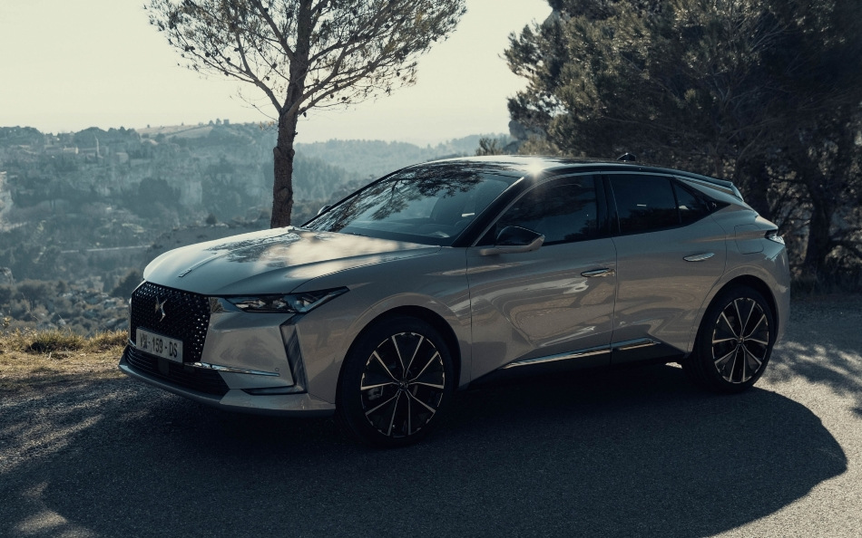 DS 4 второго поколения: стильный и практичный кросс-хэтч