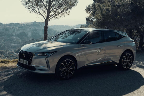 DS 4 второго поколения: стильный и практичный кросс-хэтч фото 1