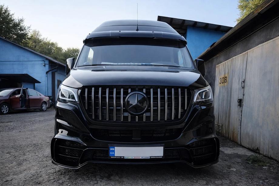 Mercedes Sprinter W907/W910 2018- гг. Передний бампер с решеткой V2 (AMG) Image