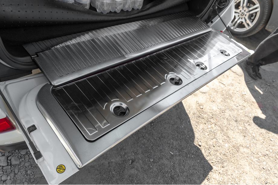 Toyota Land Cruiser 200 2007-2021 гг. Комплект вставок в багажник из нержавеющей стали Image