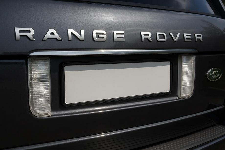 Range Rover III L322 2002-2012 гг. Накладка над номерным знаком (Carmos нержавейка) Image