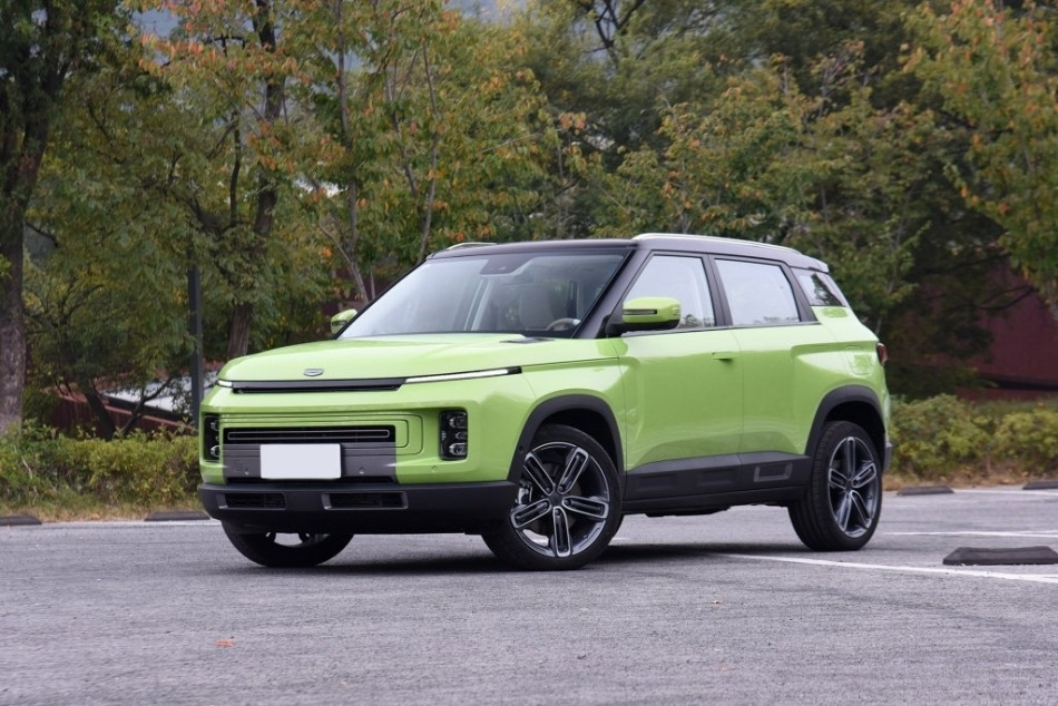 Geely ICON: стильный и технологичный гибридный кроссовер