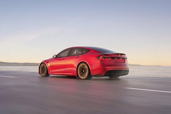 Tesla Model SI поколения: обзор обновленного электрического лифтбека фото 3