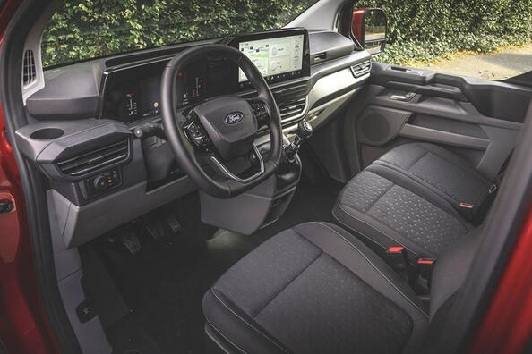 Ford Transit Custom II поколение: надежный помощник для бизнеса фото 5