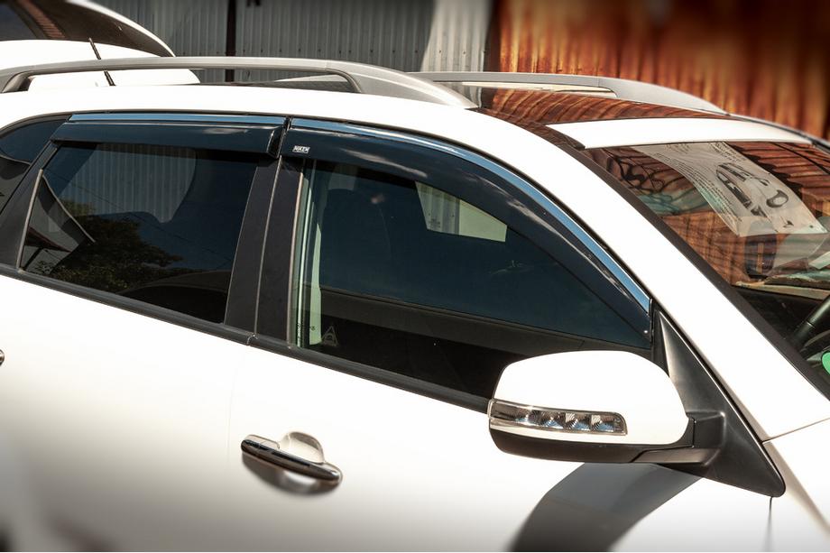 Kia Sorento II XM 2009-2014 гг. Ветровики с хромированным молдингом (4 шт, Niken) Image